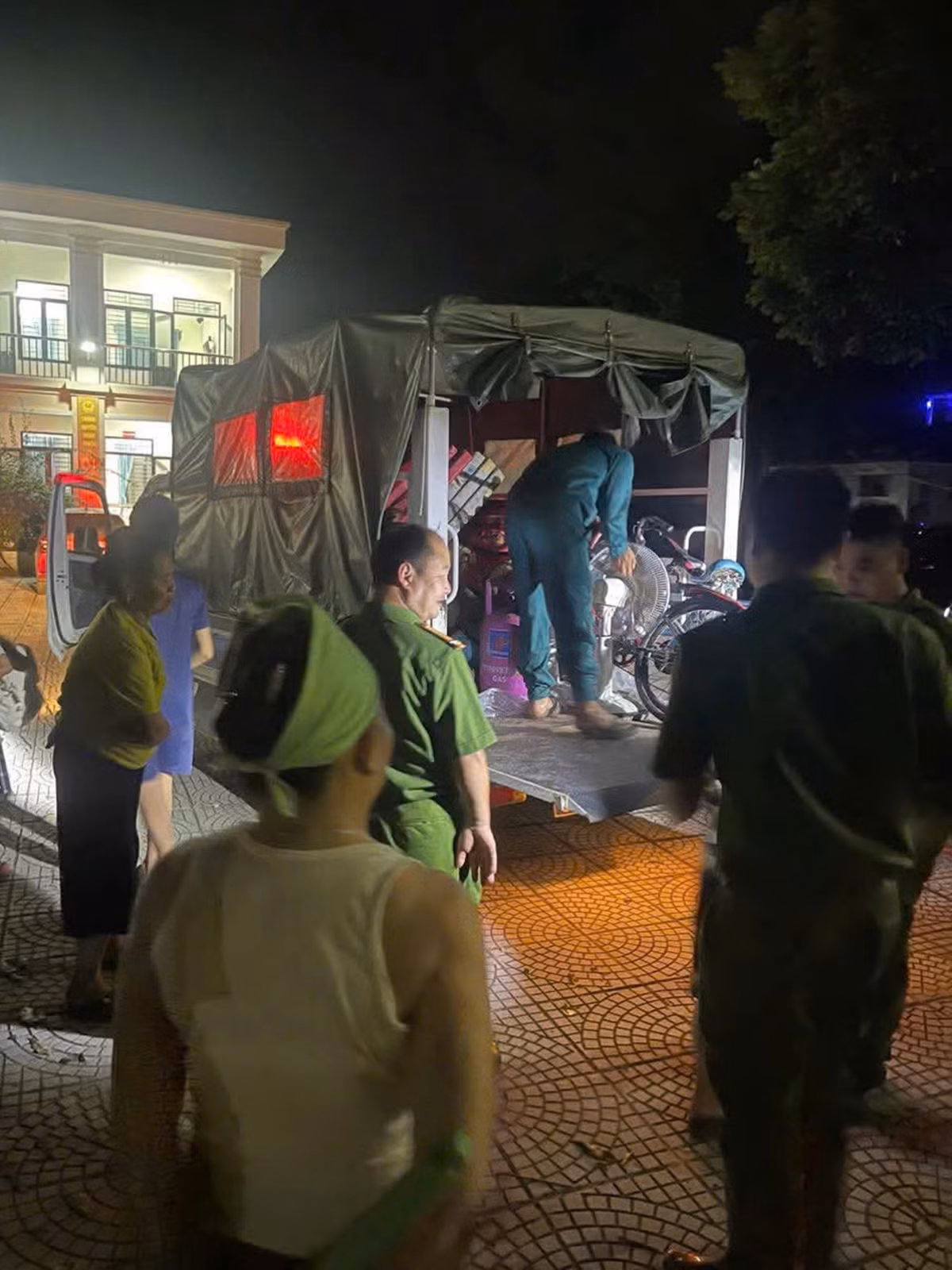 Người dân và tài sản được các lực lượng chức năng hỗ trợ, di dời đến nơi tạm trú an toàn.