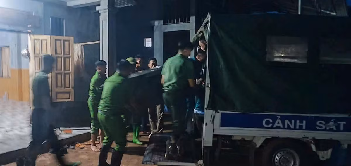 Các lực lượng chức năng hỗ trợ, di dời tài sản của người dân đến nơi an toàn.