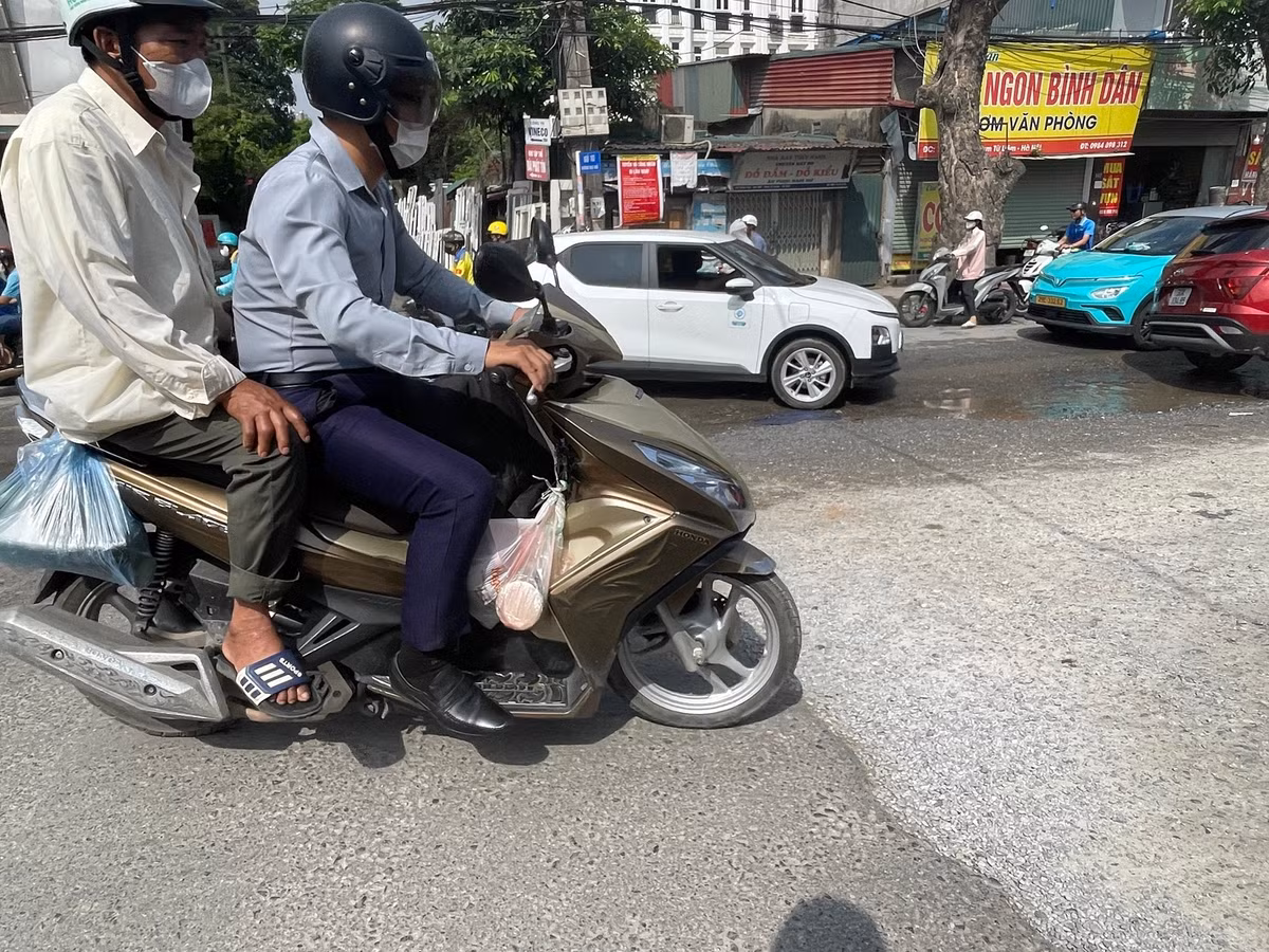 Mặt đường lồi lõm, nguy cơ mất an toàn giao thông.