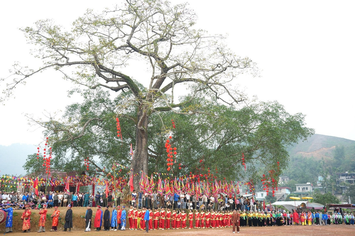 Chùa Sim tọa lạc trên gò đất Đồng U với diện tích hơn 1 ha thuộc xóm Sim Ngoài, xã Mường Động (tỉnh Phú Thọ), là địa điểm sinh hoạt văn hóa - tâm linh có lịch sử lâu đời, gắn bó mật thiết với đời sống tinh thần của cộng đồng người Mường địa phương.