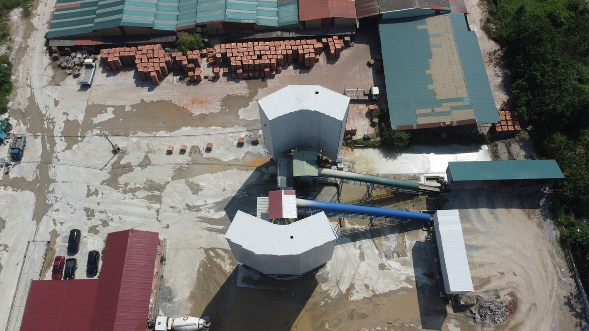 View - Cận cảnh trạm trộn bê tông 'núp' trong lò gạch ở Bắc Ninh | Báo Tri thức và Cuộc sống - TIN TỨC PHỔ BIẾN KIẾN THỨC 24H