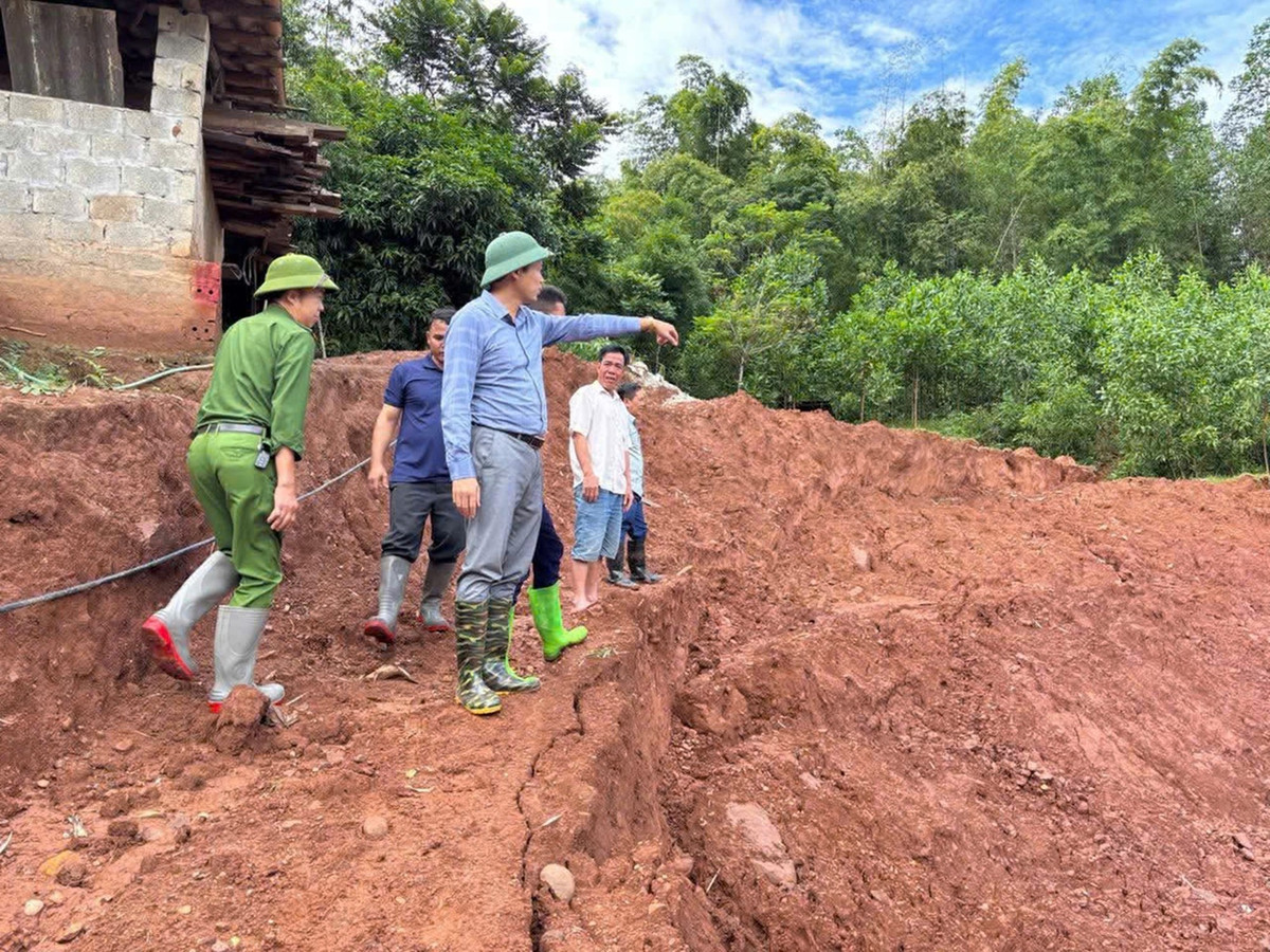 Sáng 2/10, thông tin với báo chí, ông Trần Văn Truyền - Chủ tịch UBND xã Pà Cò (tỉnh Phú Thọ) cho biết, do ảnh hưởng của bão hoàn lưu số 10 gây mưa lớn, tại xóm Pheo đã xuất hiện một vết nứt dài khoảng 200m, nằm trên sườn dốc cao 150m, sâu khoảng 100m.