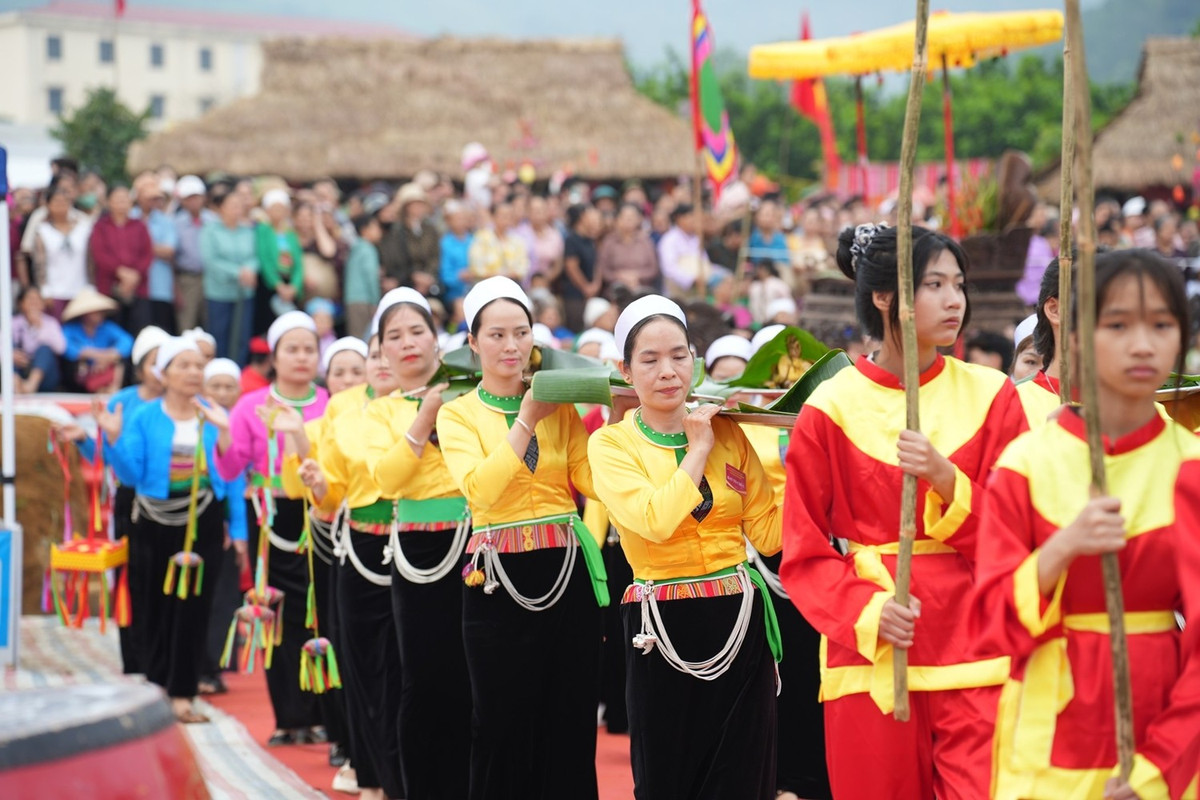 Trong khuôn khổ ngày hội năm nay diễn ra nhiều hoạt động văn hóa, thể thao đặc sắc như: thi đấu bóng chuyền, thi trình diễn trang phục dân tộc, thi séc bùa, thi gói bánh chưng, chấm ẩm thực và trưng bày gian hàng của 35 xóm trên địa bàn xã. Các hoạt động đã thu hút đông đảo Nhân dân tham gia, tạo không khí vui tươi, phấn khởi trong những ngày đầu xuân.