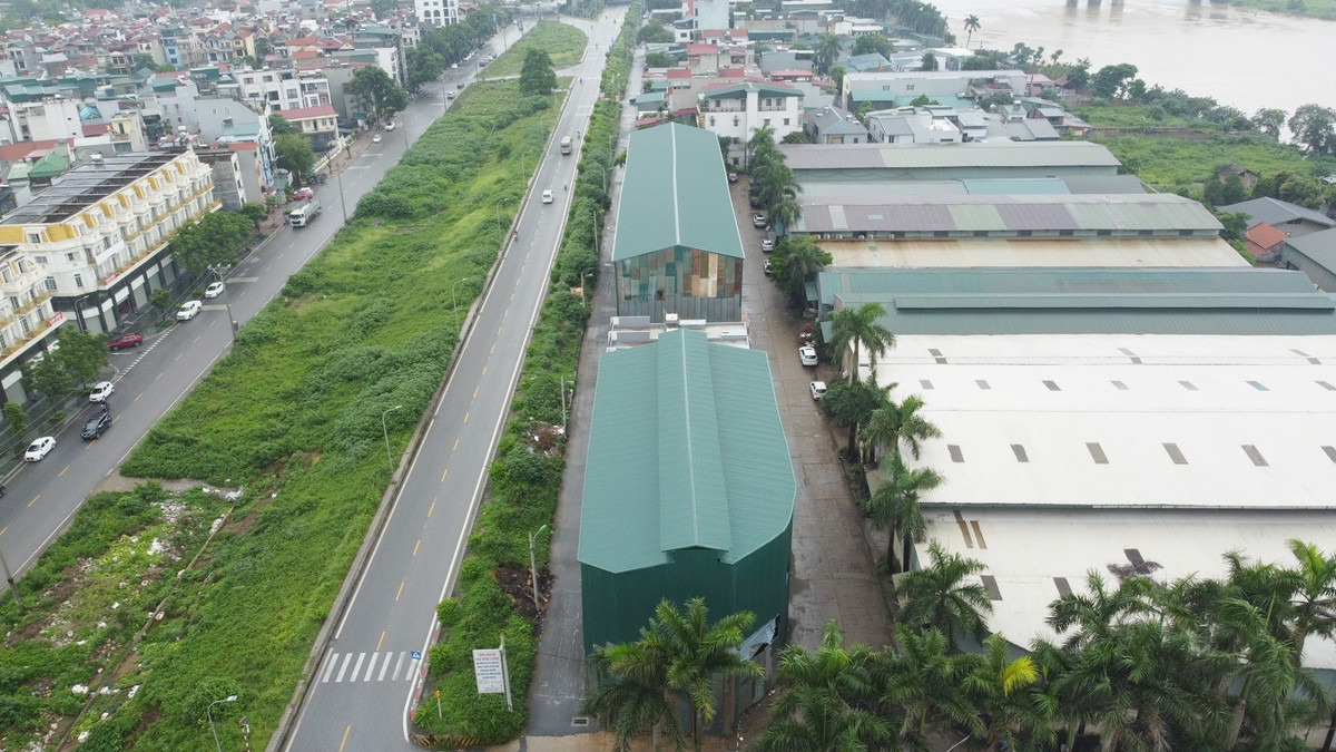 Nằm sau dãy nhà liền kề này là các kho xưởng sản xuất của nhiều doanh nghiệp.