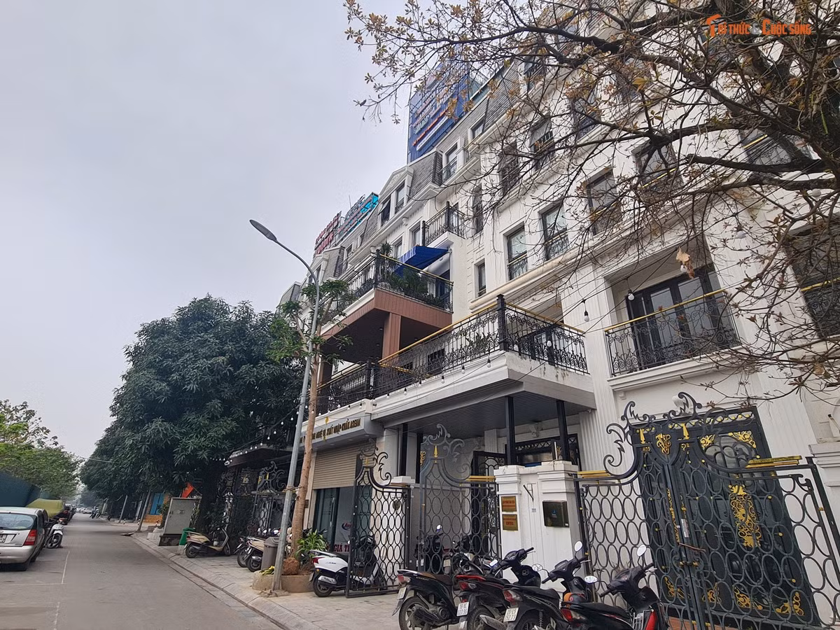 Nhan nhản biệt thự khác cũng biến tướng khi xây lợp mặt tiền, đổ trần mái, phá vỡ kiến trúc vốn có của các căn biệt thự tại khu đô thị mới Đại Kim.