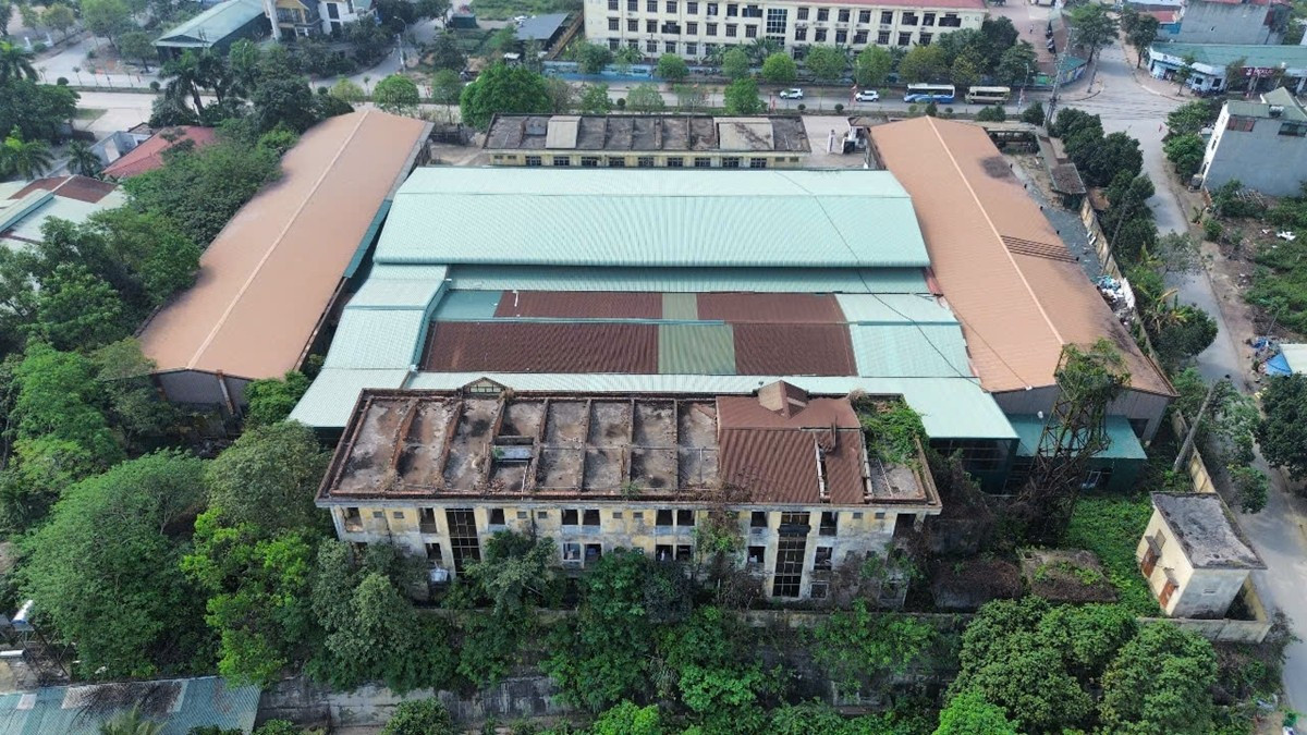 Toản cảnh khu đất Trường trung cấp nghề Công đoàn Việt Nam “mọc” lên hai nhà xưởng sản xuất nhôm kính trái phép.