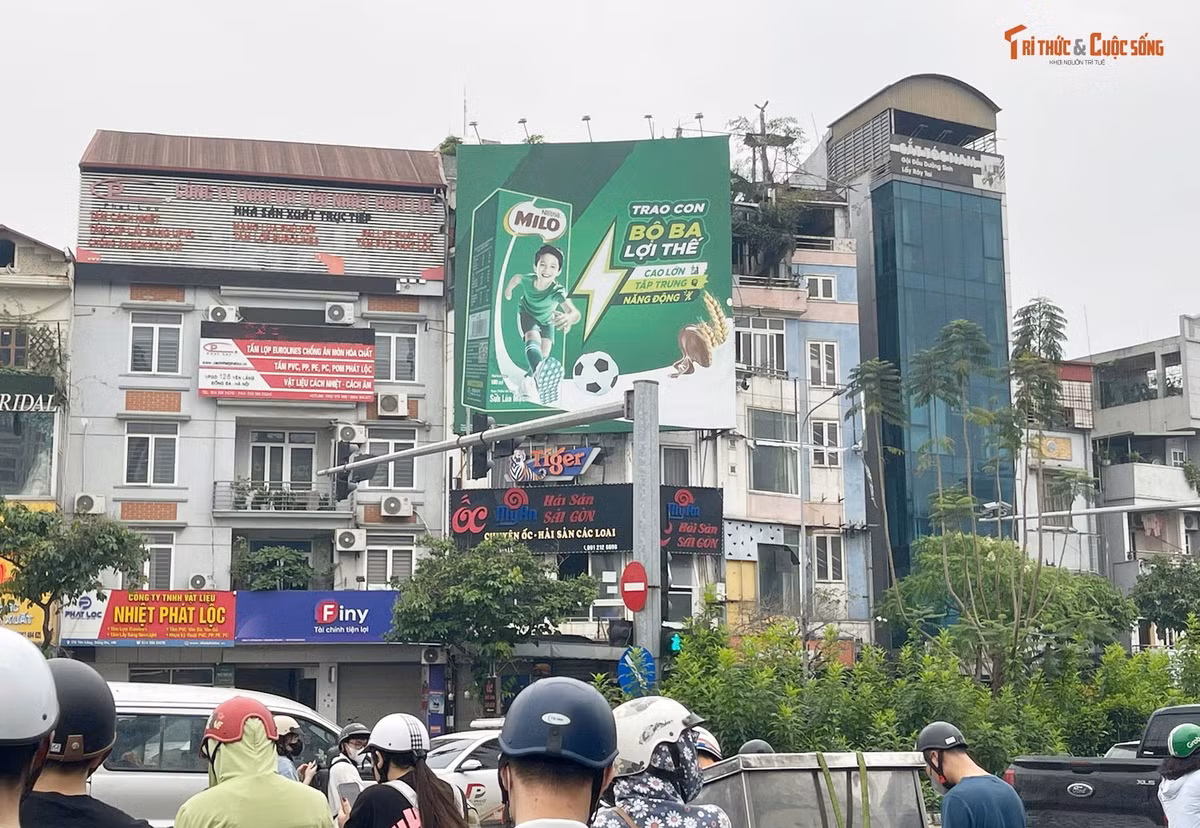 Biển quảng cáo lắp nhô ra khoảng không, phủ gần một nửa mặt tiền của ngôi nhà 176 Yên Lãng (Đống Đa, Hà Nội), nơi có đông người qua lại cũng có diện tích quá lớn gây khó khăn cho việc thoát hiểm nếu không may hỏa hoạn xảy ra. Luật Quảng cáo đã quy định rất rõ, kích thước biển hiệu được quy định rõ ràng: Đối với biển hiệu ngang thì chiều cao tối đa là 2m, chiều dài không vượt quá chiều ngang mặt tiền nhà. Đối với biển hiệu dọc thì chiều ngang tối đa là 1m, chiều cao tối đa là 4m nhưng không vượt quá chiều cao của tầng nhà nơi đặt biển hiệu. Biển hiệu không được che chắn không gian thoát hiểm, cứu hỏa; không được lấn ra vỉa hè, lòng đường, ảnh hưởng đến giao thông công cộng.