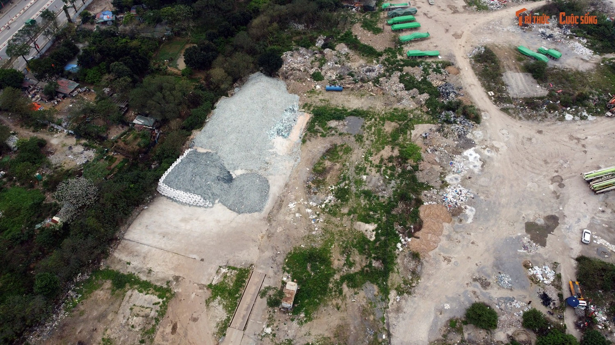 Cũng với đó, những bãi phế liệu chất cao thành “núi” vẫn ngang nhiên tồn tại.