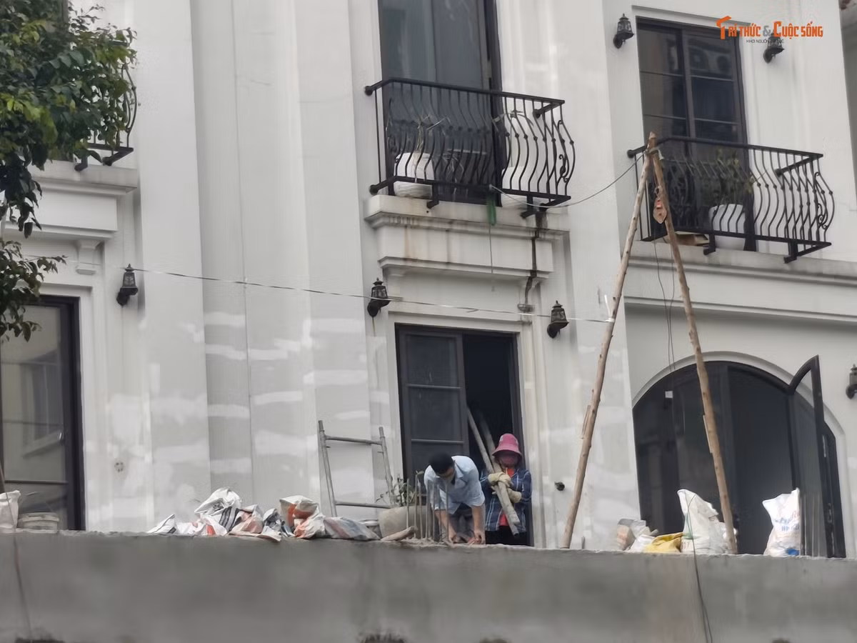 Công nhân làm việc khẩn trương để hoàn thiện hạng mục.