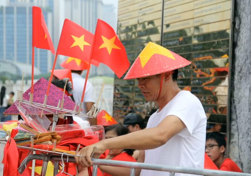 Một số người “hốt bạc” khi tận dụng cơ hội trong dịp này để bán hàng cho du khách đến khu vực sân Mỹ Đình chụp ảnh cùng dàn pháo lễ.