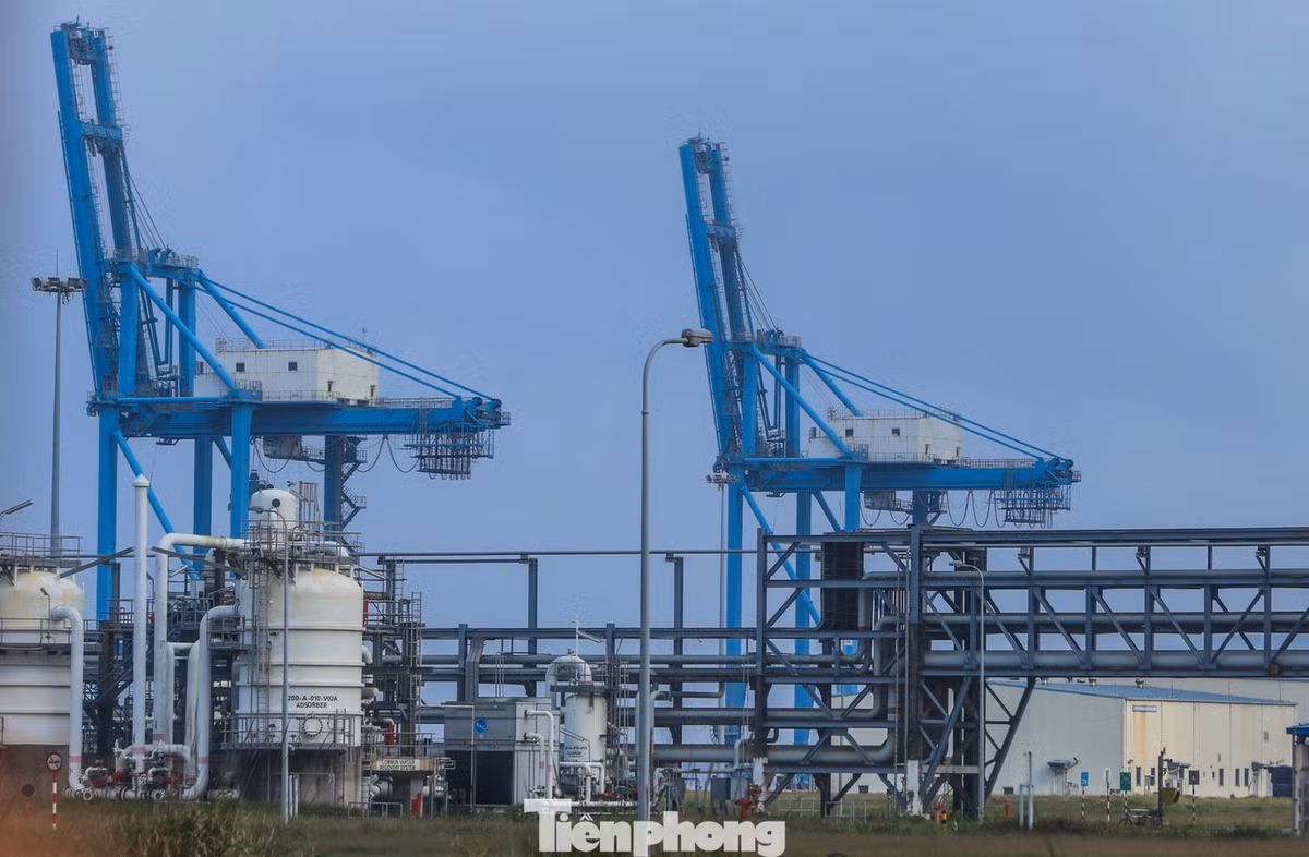 Bến cảng lớn, rộng, hiện đại giúp nhà máy vận hành việc tiếp nhận dầu thô và xuất khẩu sản phẩm.