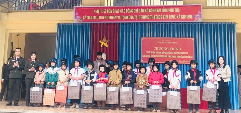 View - Công an Phú Thọ phổ biến pháp luật về an toàn giao thông cho học sinh khó khăn | Báo Tri thức và Cuộc sống - TIN TỨC PHỔ BIẾN KIẾN THỨC 24H