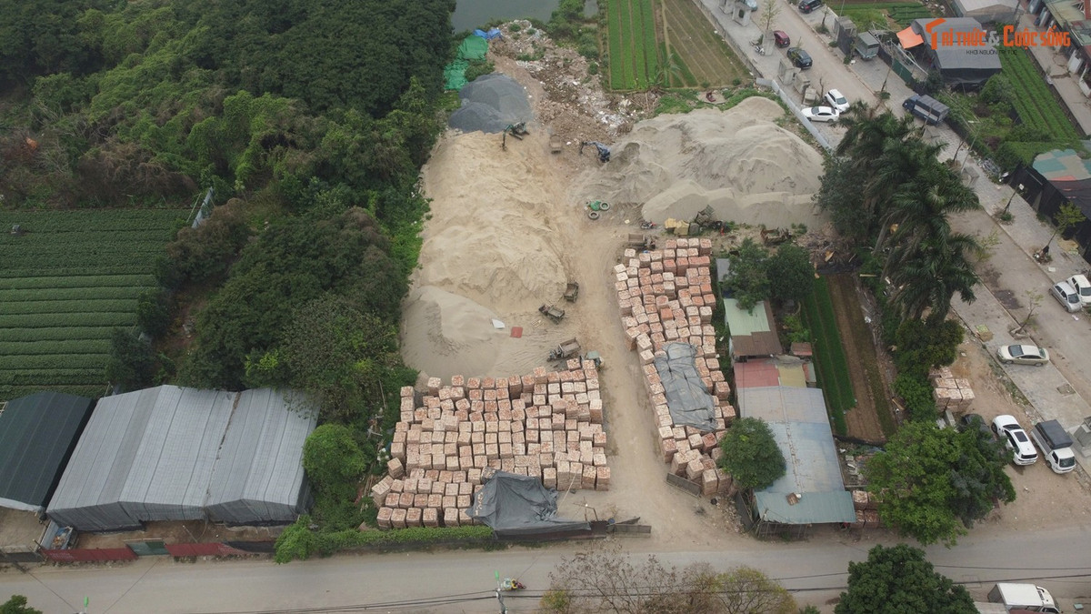 Trong bài viết trước, Báo Tri thức và Cuộc sống đã nêu thông tin phản ánh của người dân, về việc bãi tập kết vật liệu xây dựng (VLXD) lấn chiếm đất nông nghiệp tại khu vực phố Trung Tựu (phường Tây Tựu, TP Hà Nội) hoạt động nhếch nhác, ô nhiễm môi trường. Về vấn đề này, trao đổi qua điện thoại với PV, ông Vũ Duy Hùng - Chủ tịch UBND phường Tây Tựu cho biết, sẽ cho kiểm tra và xử lý.