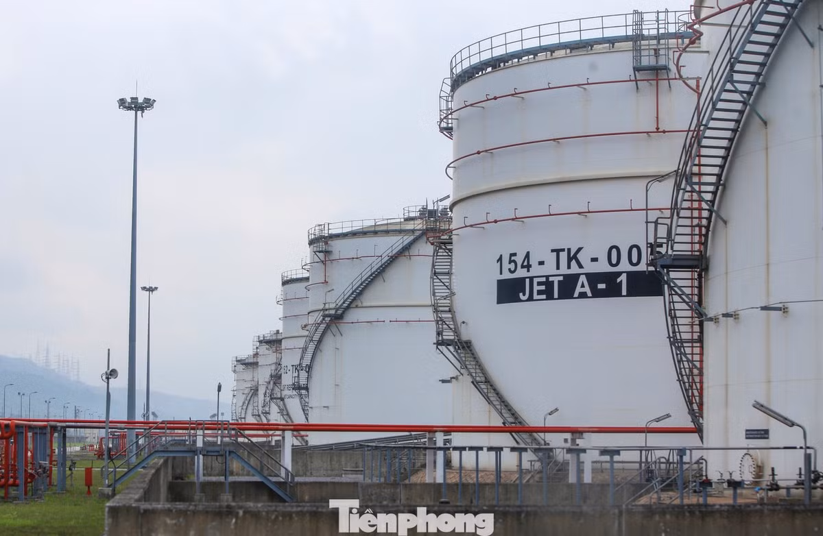 Cạnh đó là khoảng 60 bồn chứa các sản phẩm của nhà máy.