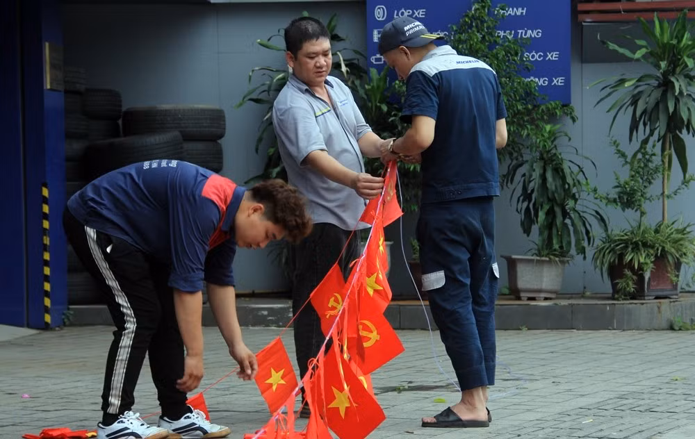 Trên phố Nguyễn Chí Thanh, một số cửa hàng kinh doanh cũng tất bật trang trí nốt các hạng mục cờ đỏ sao vàng.