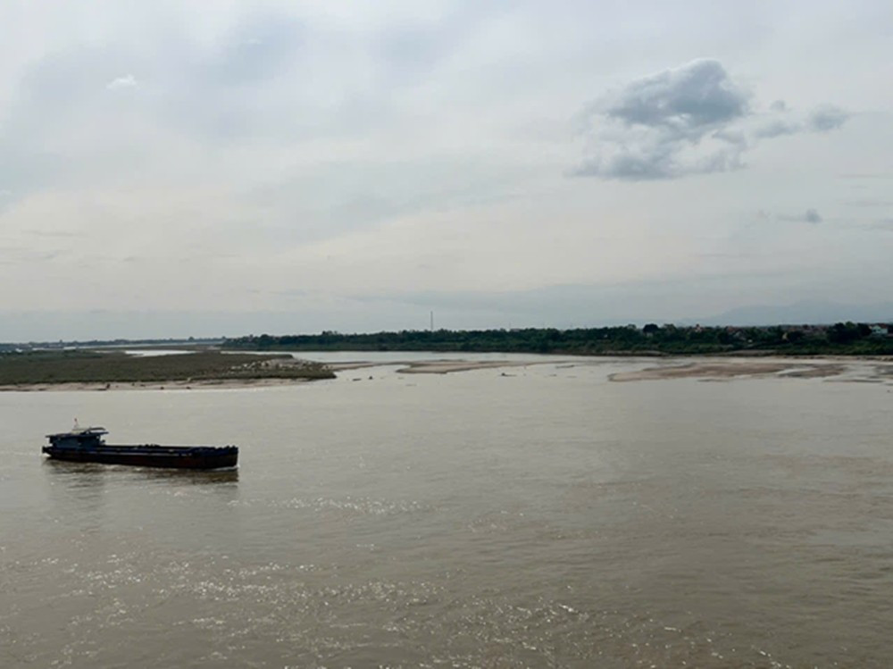View - Nước sông Lô, sông Hồng hạ xuống, tàu thuyền chú ý an toàn | Báo Tri thức và Cuộc sống - TIN TỨC PHỔ BIẾN KIẾN THỨC 24H