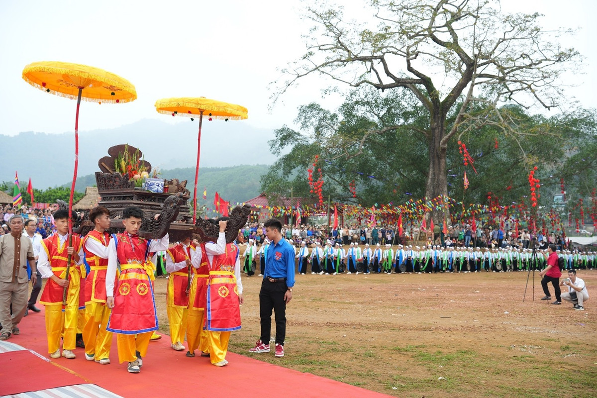Dù trải qua nhiều lần thay đổi địa giới hành chính, ngôi chùa vẫn được Nhân dân quen gọi với cái tên thân thuộc “đi hội Chùa Sim”, thể hiện sự gắn bó bền chặt qua nhiều thế hệ.
