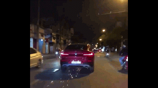 Video: Gây tai nạn, nữ tài xế say xỉn điên cuồng bỏ chạy