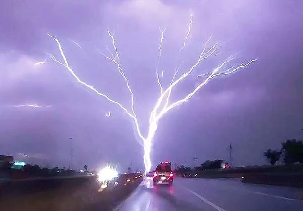 Hiện tượng kỳ bí nhất hành tinh: Mây nấm khổng lồ, cây sấm sét