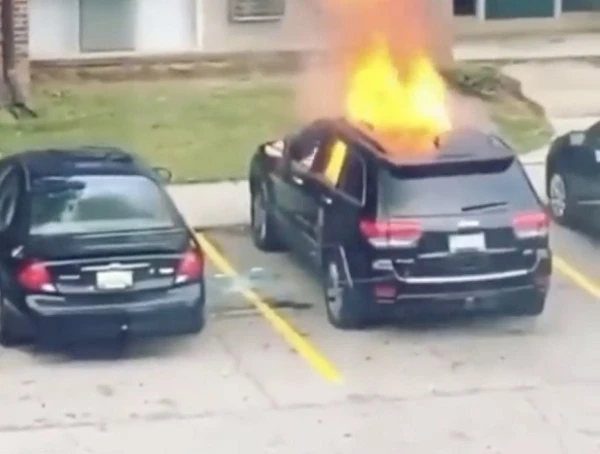 Video: Cô gái tưới xăng, đốt xe của bạn trai cũ để trả thù