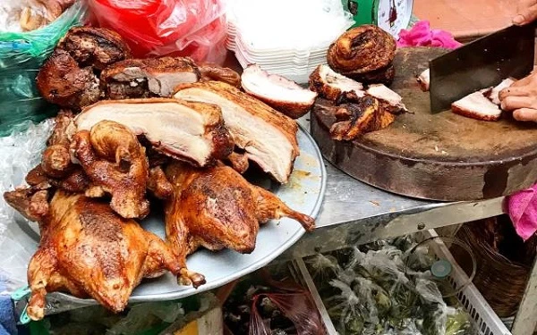 Video: Quán thịt quay vỉa hè nổi tiếng lâu đời ở Hà Nội