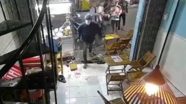 Video: Nhóm người hùng hồ vào quán trà sữa chém loạn xạ giữa Sài Gòn