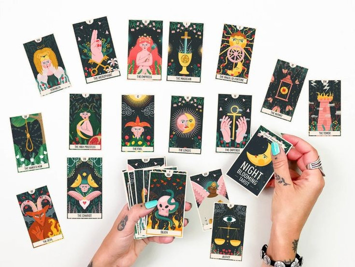 7. Người đọc bài Tarot không cần “năng lực siêu nhiên”. Thay vì “thần thánh hóa” thuật bói bài Tarot, thực tế cho thấy nhiều người học Tarot như một kỹ năng dựa trên trực giác, tâm lý học và thực hành cá nhân. Ảnh: Pinterest.