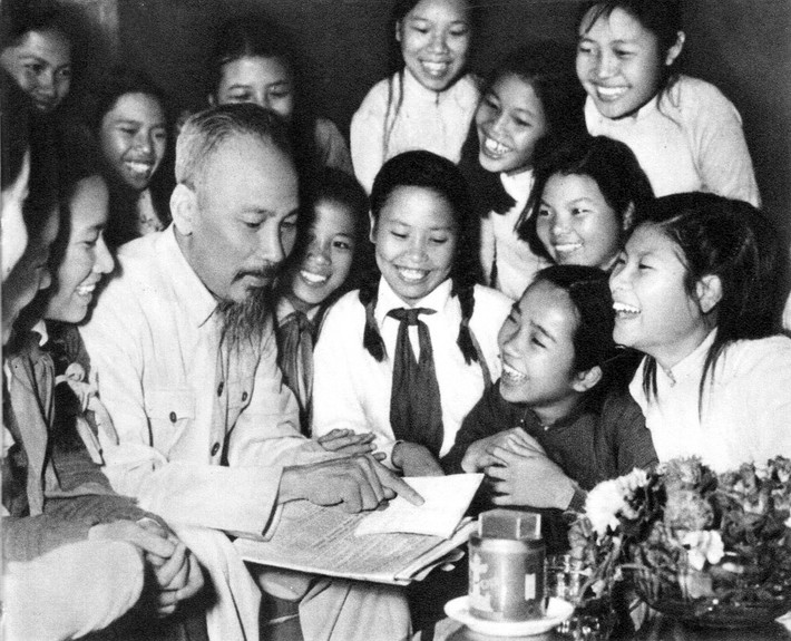 Đại biểu học sinh trường trung học Trưng Vương (Hà Nội) đến chúc thọ Bác Hồ (5/1956).