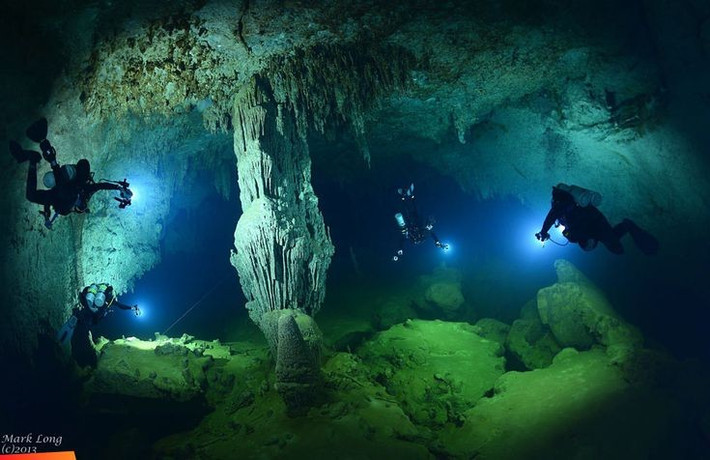4. Jacques Cousteau giúp đưa Hố xanh Lớn lên bản đồ thế giới. Nhà hải dương học huyền thoại Jacques Cousteau khám phá hố này vào năm 1971, tuyên bố đây là một trong những điểm lặn đẹp nhất thế giới. Ảnh: Pinterest.