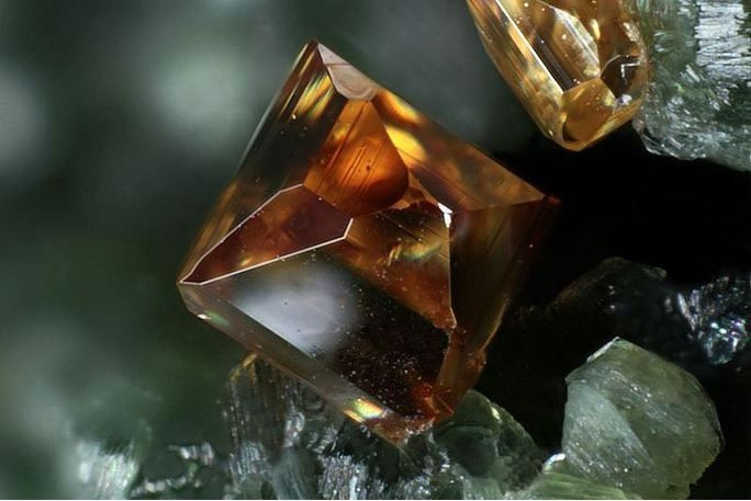 3. Màu sắc đa dạng. Brookite thường có màu nâu, đỏ, vàng hoặc đen, tùy thuộc vào tạp chất và điều kiện hình thành, trong đó nổi bật là màu “cà phê”. Ảnh: Pinterest.