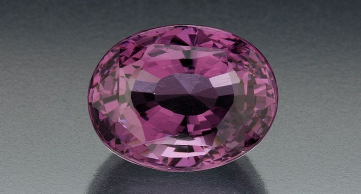 8. Thường bị nhầm lẫn với spinel. Trong nhiều năm, Taaffeite từng bị coi là một dạng spinel quý hiếm cho đến khi các phân tích tinh thể học xác nhận đây là một khoáng vật hoàn toàn khác. Ảnh: Pinterest.