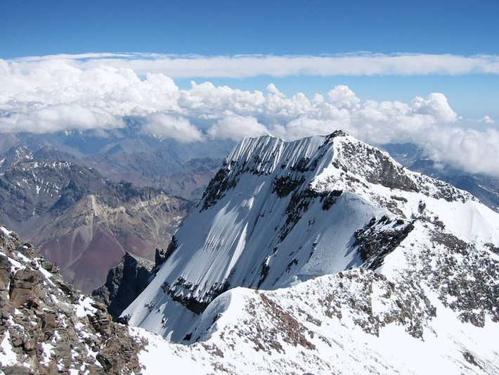 2. Nằm trong dãy Andes hùng vĩ. Ngọn núi thuộc tỉnh Mendoza của Argentina, sát biên giới Chile, là một phần của dãy Andes chạy dọc Nam Mỹ. Ảnh: Pinterest.