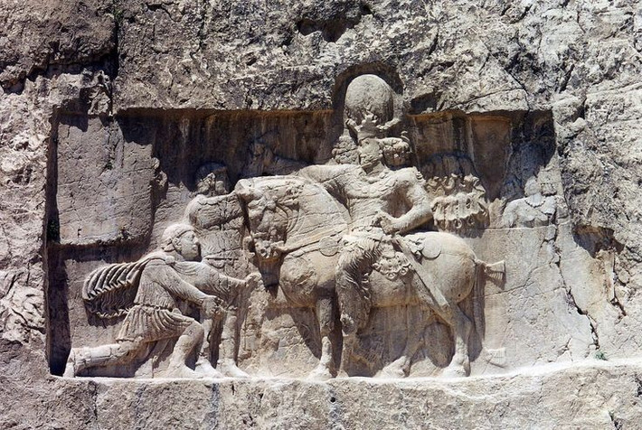 3. Shapur I ghi lại chiến thắng trên đá như một sự sỉ nhục dành cho người La Mã. Vua Shapur I cho khắc hình ảnh ông cưỡi ngựa bắt Valerian quỳ gối dưới chân trên các bia đá tại Naqsh-e Rustam – một biểu tượng tuyên truyền đầy sức mạnh. Ảnh: Pinterest.