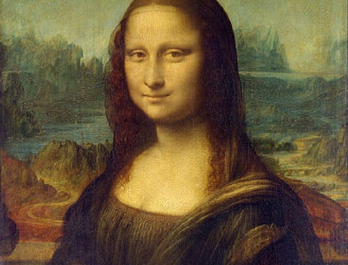  1. Danh tính thật sự của Mona Lisa vẫn còn gây tranh cãi. Nhiều người tin rằng nàng là Lisa Gherardini – vợ một thương gia người Florence, nhưng giả thuyết về người mẫu nam hay hình ảnh lý tưởng hóa của Da Vinci vẫn tồn tại. Ảnh: Pinterest.