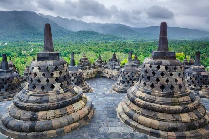 6. Từng bị chôn vùi trong tro núi lửa. Đền đã từng bị bỏ hoang và bị bao phủ bởi tro bụi từ các đợt phun trào của núi lửa gần đó, cho đến khi được khám phá lại vào thế kỷ 19. Ảnh: Pinterest.