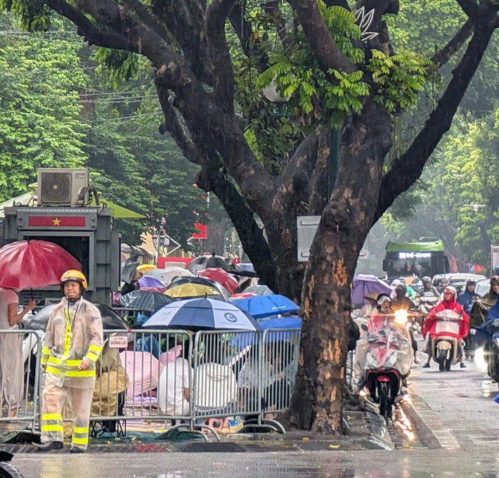Đường Trần Phú lúc 7h những vị trí đẹp nhất gần như đã kín chỗ.