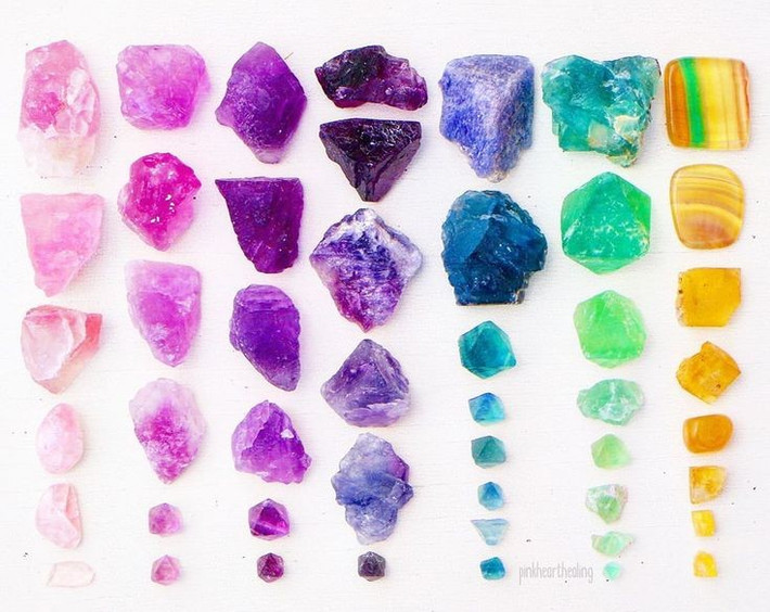  1. Đa dạng màu sắc. Fluorite có thể xuất hiện với nhiều màu khác nhau như tím, xanh, vàng, hồng và thậm chí không màu. Ảnh: Pinterest.