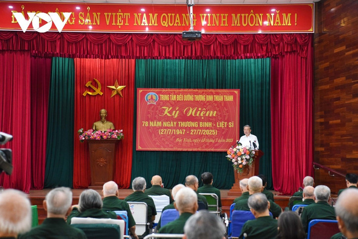 Kỷ niệm 78 năm ngày thương binh liệt sĩ (27/7/1947-27/7/2025), chiều ngày 15/7, tại Bắc Ninh, Tổng Bí thư Tô Lâm dẫn đầu đoàn công tác Trung ương về thăm và tặng quà các đồng chí thương bệnh binh, người có công, gia đình chính sách tại Trung tâm điều dưỡng thương binh Thuận Thành.
