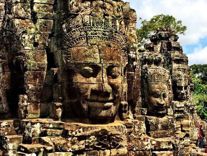 3. Đền Bayon độc đáo. Bayon là công trình trung tâm, nổi bật với hàng trăm gương mặt đá bí ẩn mỉm cười, được coi là biểu tượng của Angkor Thom. Ảnh: Pinterest.