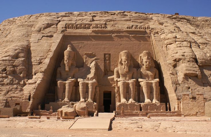 1. Đền được xây dựng bởi Pharaoh Ramses II. Abu Simbel là công trình nhằm vinh danh Ramses II và các vị thần Ai Cập, đồng thời phô trương uy danh của ông tại vùng biên giới phía Nam. Ảnh: Pinterest.