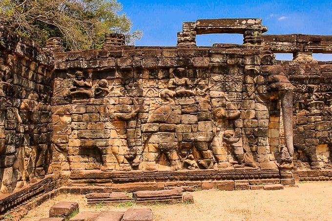 4. Những bức phù điêu sinh động. Các bức phù điêu trên tường miêu tả đời sống thường nhật, cảnh chiến trận và nghi lễ, giúp tái hiện xã hội Khmer cổ. Ảnh: Pinterest.