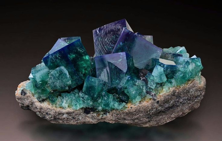 2. Khả năng phát quang. Dưới tia cực tím, fluorite có thể phát sáng với nhiều màu, tạo nên hiệu ứng huyền ảo. Ảnh: Pinterest.