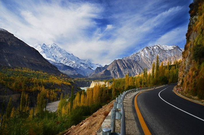 6. Là phần mở rộng phía Tây của dãy Himalaya. Karakoram cùng với Himalaya và Hindu Kush tạo thành tam giác núi cao lớn nhất thế giới, nhưng Karakoram có cấu trúc đá và lịch sử kiến tạo riêng biệt. Ảnh: Pinterest.