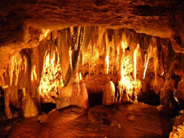 7. Từng bị đóng cửa vì chiến sự. Trong nội chiến Lebanon, hang Jeita bị đóng cửa nhiều năm vì nằm gần vùng xung đột, khiến hoạt động du lịch bị gián đoạn. Ảnh: Pinterest.