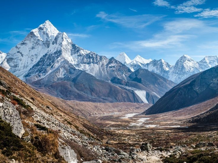 1. Dãy Himalaya vẫn đang cao lên mỗi năm. Do mảng kiến tạo Ấn-Úc tiếp tục đẩy vào mảng Á-Âu, dãy Himalaya vẫn tăng chiều cao khoảng 5 mm mỗi năm. Ảnh: Pinterest.