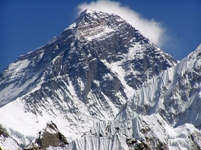 3. Đỉnh Everest thực chất không phải điểm xa nhất so với tâm Trái Đất. Vì Trái Đất phình ra ở xích đạo, núi Chimborazo ở Ecuador mới là nơi xa tâm Trái Đất nhất, dù Everest là đỉnh cao nhất so với mực nước biển. Ảnh: Pinterest.