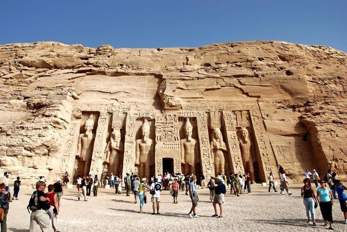 3. Có hai ngôi đền tại Abu Simbel. Ngôi đền lớn dành cho Ramses II, trong khi ngôi đền nhỏ hơn được xây dựng để tôn vinh hoàng hậu Nefertari – một cách bố trí hiếm có trong văn hóa Ai Cập cổ. Ảnh: Pinterest.