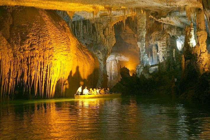 2. Tổng chiều dài hơn 9 km. Hệ thống hang này trải dài khoảng 9 km, nhưng du khách chỉ được tiếp cận một phần vì nhiều khu vực vẫn chưa an toàn để khai thác du lịch. Ảnh: Pinterest.