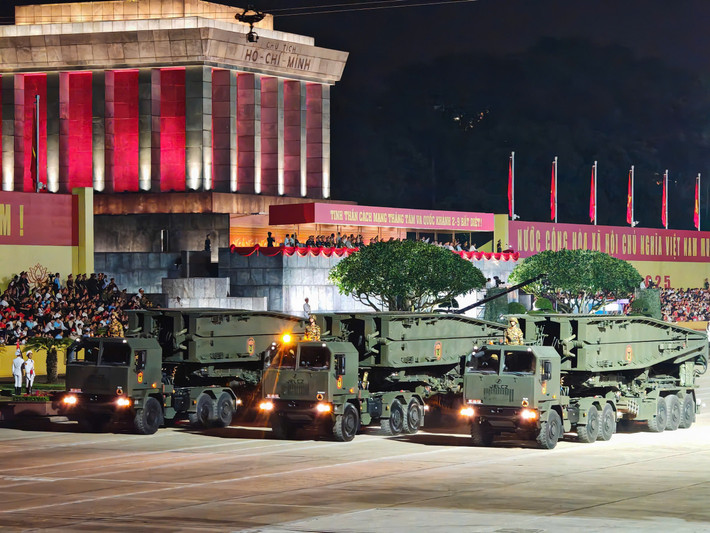 Lực lượng công binh góp mặt với đội hình khí tài đặc chủng, gồm những trang thiết bị phục vụ bảo đảm hoạt động mở đường, dựng cầu, khắc phục hậu quả chiến tranh và thiên tai, khẳng định vai trò thầm lặng nhưng vô cùng quan trọng trong thời chiến cũng như thời bình.