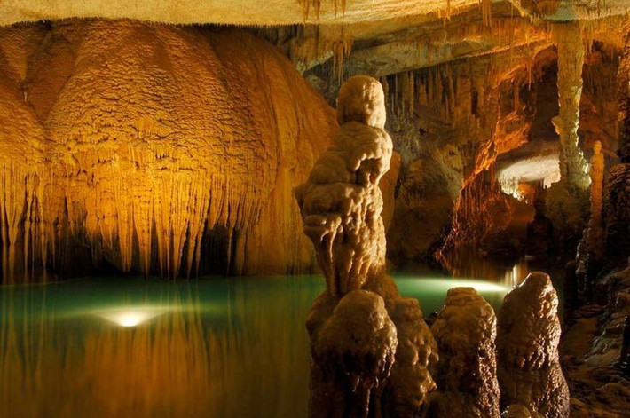4. Từng bị lãng quên hàng thế kỷ. Sau thời kỳ cổ đại, hang động Jeita bị bỏ quên cho đến khi các nhà thám hiểm phương Tây phát hiện lại vào thế kỷ 19. Ảnh: Pinterest.